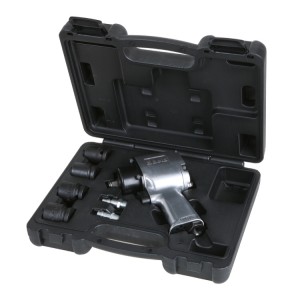 Zestaw klucza udarowego dwukierunkowego, kompaktowego, czterech nasadek udarowych i dwóch króćców, w pudełku z tworzywa sztucznego
