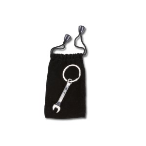 Porta-chaves em metal cromado, numa bolsa de veludo