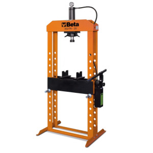 Hydraulic press with moving piston