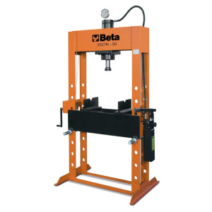 Hydraulic press with moving piston and hoist