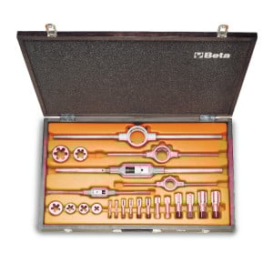 Surtido de machos y terrajas de acero cromado y accesorios de rosca cilíndrica GAS, en caja de madera
