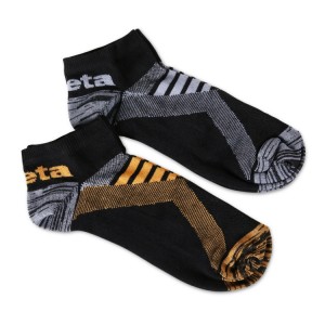 Deux paires de chaussettes sneaker avec inserts en texture respirante Une paire couleur noir/orange et une paire couleur noir/gris.